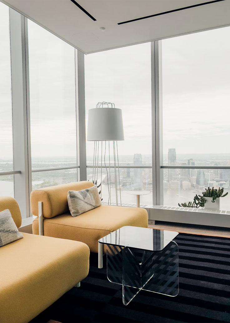 DP-imag16 Madre mira a su bebé recién nacido